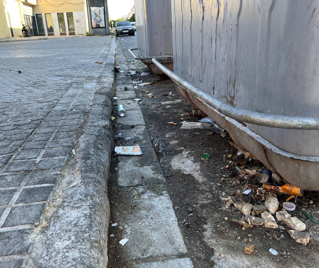 La suciedad inunda las calles de Sevilla