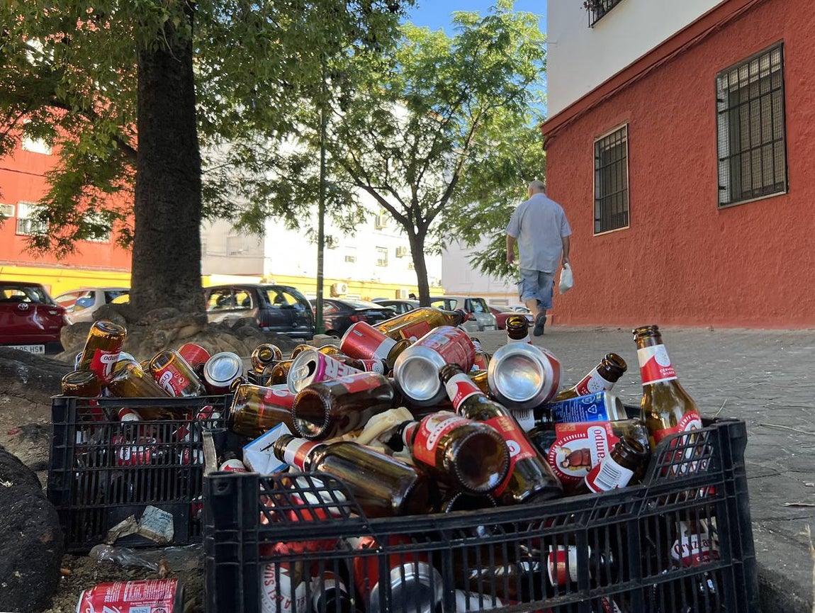 La suciedad inunda las calles de Sevilla