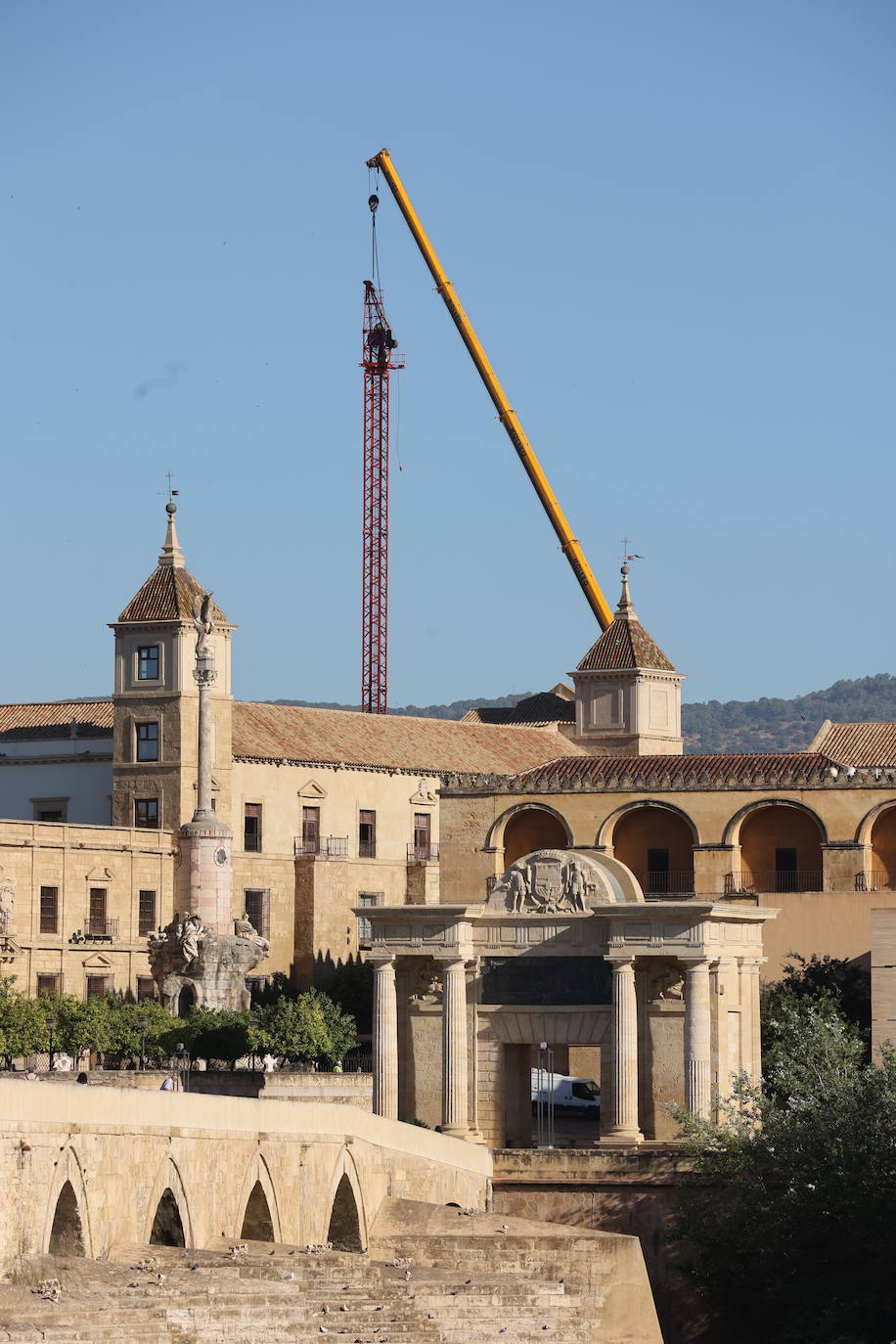 La retirada de la última grúa que tapaba la Mezquita de Córdoba, en imágenes