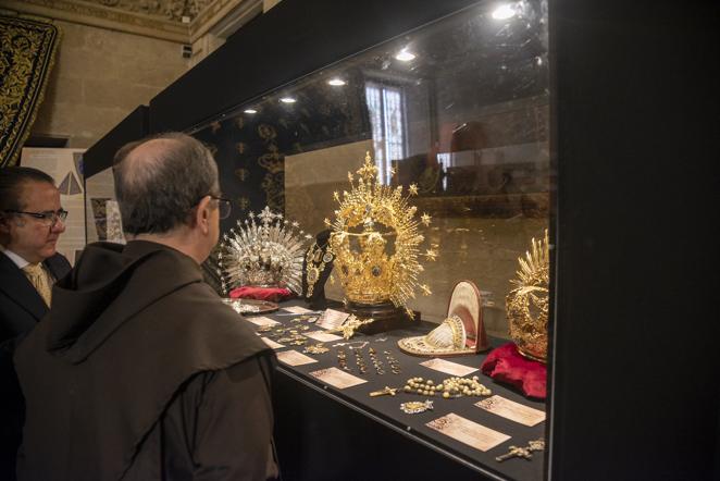 El Santo Ángel presenta el nuevo manto y proyecto de palio de la Virgen de la Salud