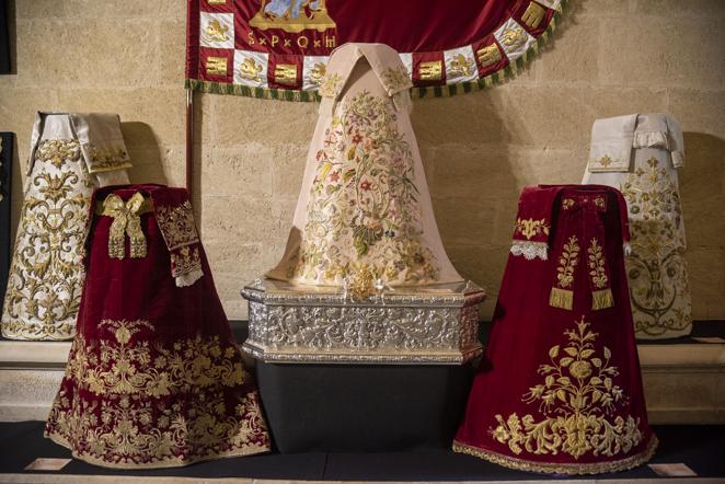 El Santo Ángel presenta el nuevo manto y proyecto de palio de la Virgen de la Salud