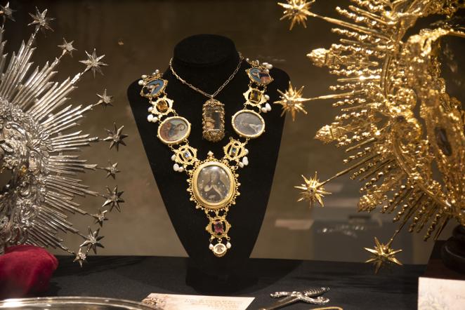 El Santo Ángel presenta el nuevo manto y proyecto de palio de la Virgen de la Salud