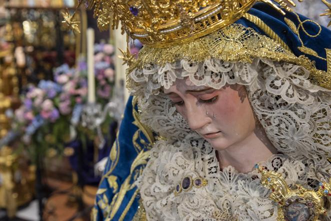 El besamanos de la Virgen de la Salud del Santo Ángel