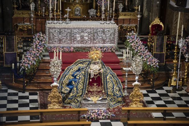 El besamanos de la Virgen de la Salud del Santo Ángel