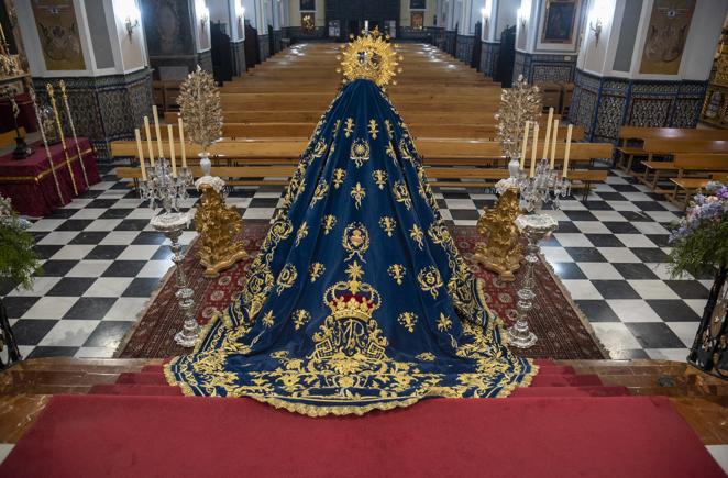 El besamanos de la Virgen de la Salud del Santo Ángel