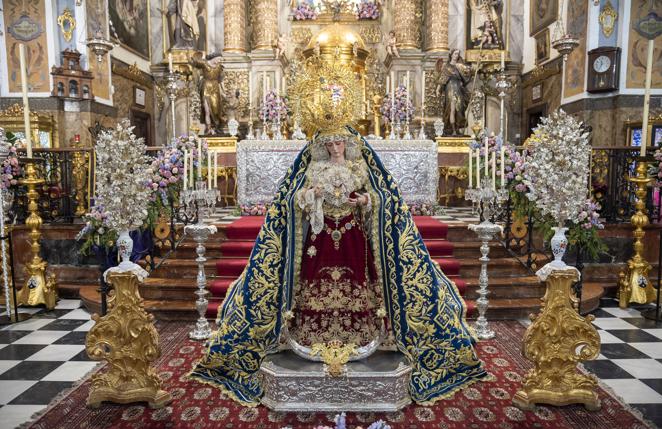 El besamanos de la Virgen de la Salud del Santo Ángel
