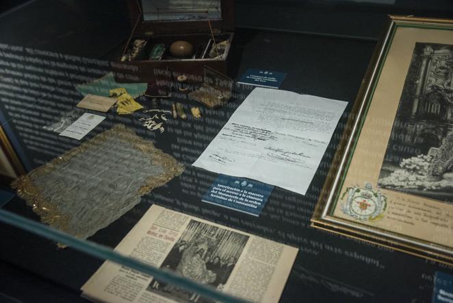 La exposición de la restauración del manto de la Virgen del Socorro del Amor