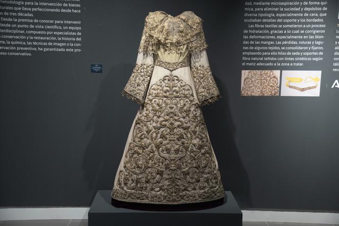 La exposición de la restauración del manto de la Virgen del Socorro del Amor