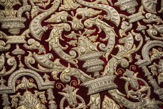 La exposición de la restauración del manto de la Virgen del Socorro del Amor