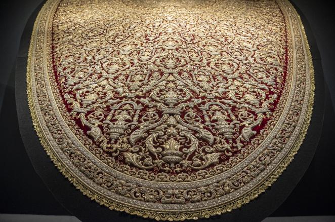 La exposición de la restauración del manto de la Virgen del Socorro del Amor