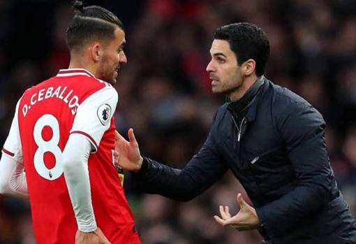 Ceballos recibe instrucciones de Arteta durante un partido del Arsenal