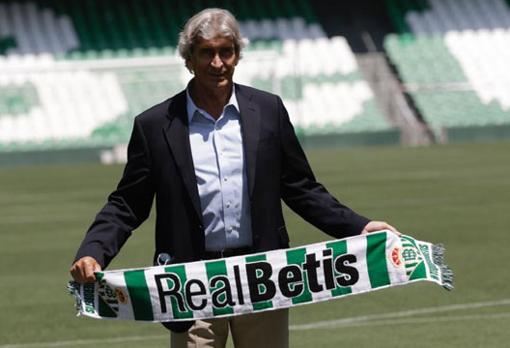 Pellegrini posa con la bufanda del Real Betis en su presentación oficial