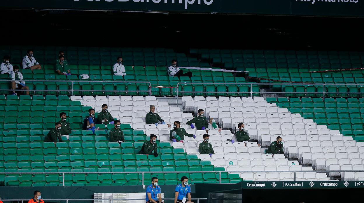 Suplentes y técnicos del Betis, durante el encuentro ante el Granada en el Benito Villamarín de LaLiga 19-20