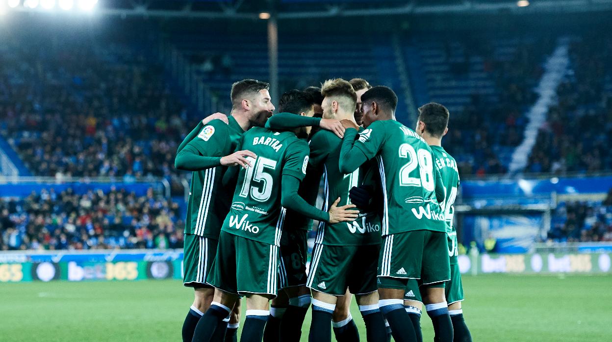 Los jugadores del Betis celebran uno de los goles en Mendizorroza de la temporada 2017-18