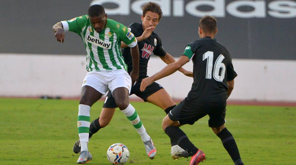 William Carvalho protege el balón en el Betis - Granada de la pretemporada