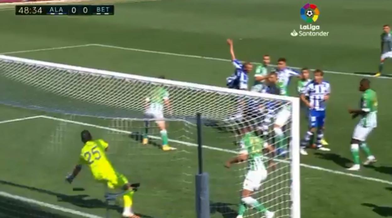 Bravo se estira para sacar el remate de Battaglia en el Alavés-Betis