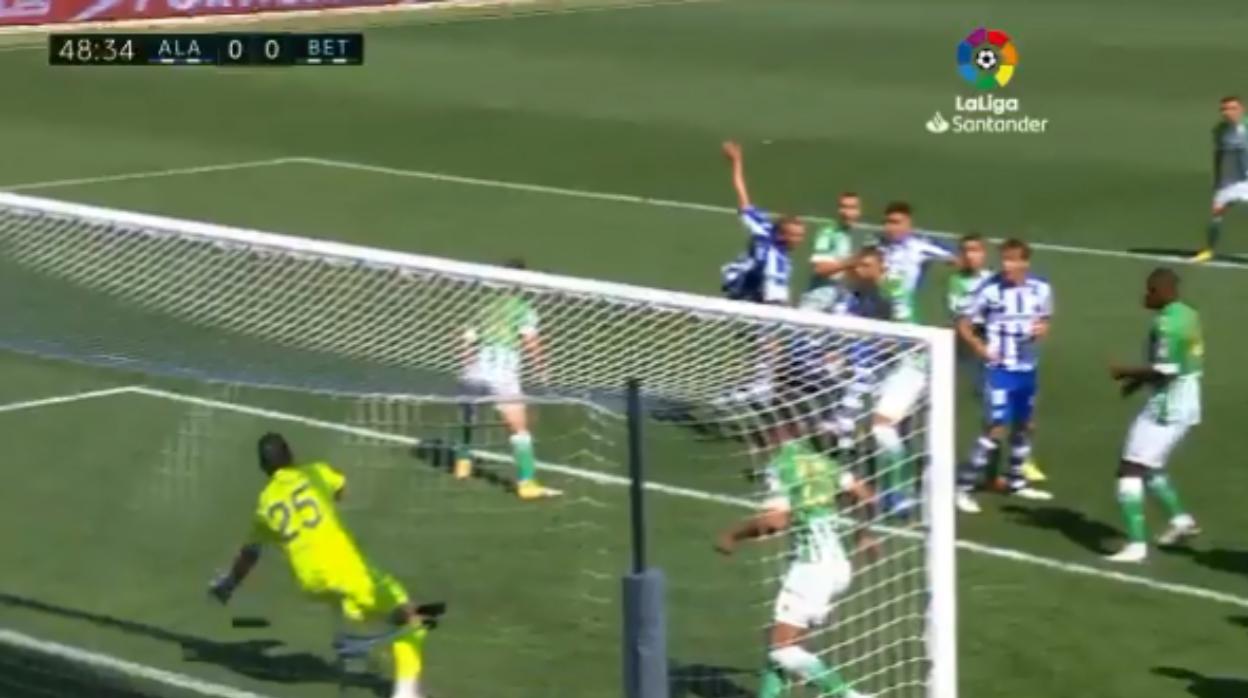 Instante en el que Claudio Bravo hace la parada de la jornada al cabezazo de Battaglia