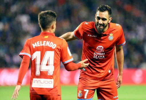 Borja Iglesias es felicitado por Melendo tras marcar en el campo del Valladolid en 2018