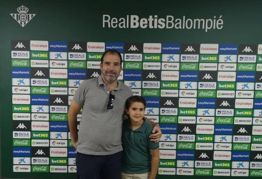 Jesús Laglera y su hijo, en el estadio Benito Villamarín