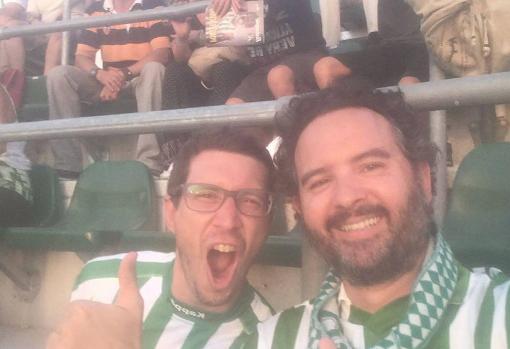 Pedro Mañas, a la derecha, en la grada de Gol Norte del Benito Villamarín