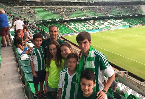 Ramiro Núñez, acompañado de sus hijos, sobrinos y una amiga en el Benito Villamarín