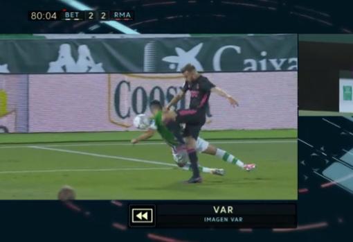 La jugada del penalti pitado a Bartra en la acción con Borja Mayoral en el Betis - Madrid