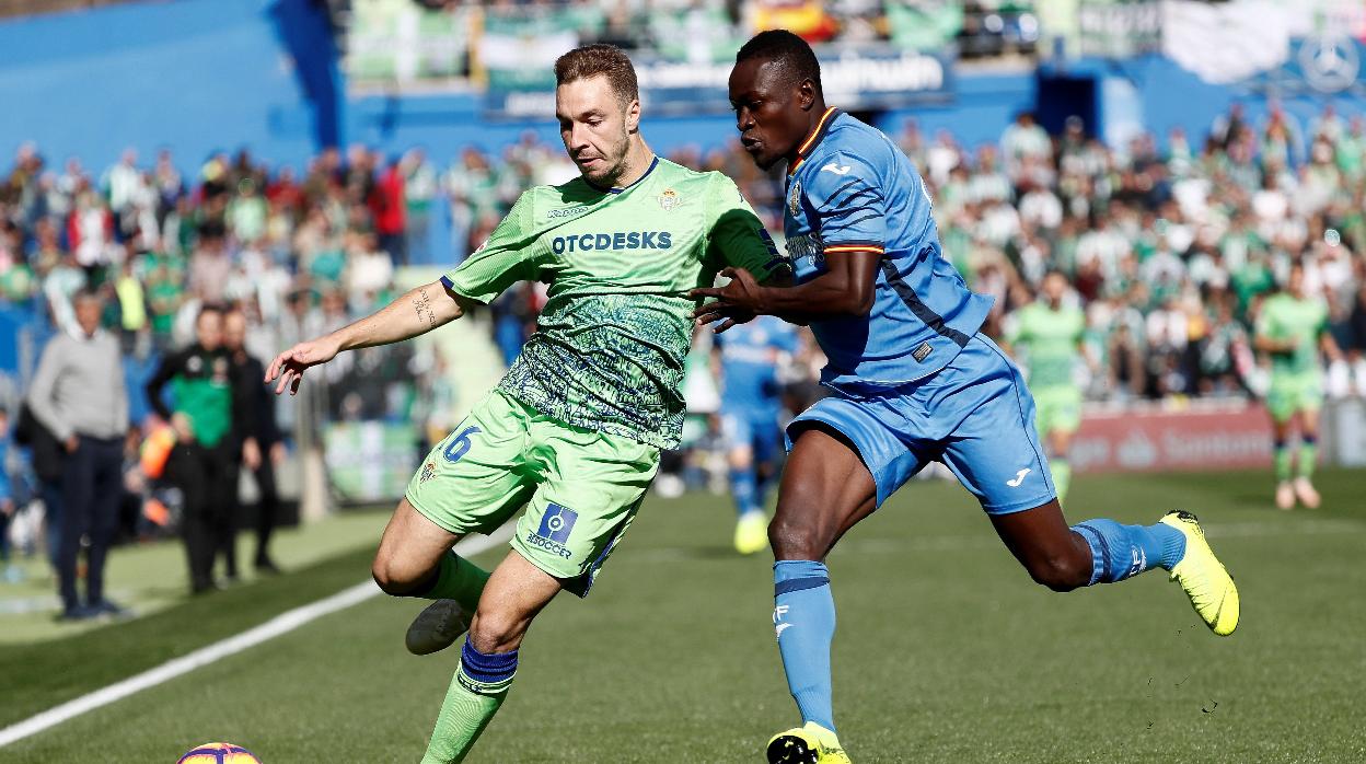 Loren disputa un balón con Amath en el Getafe-Betis de LaLiga 18-19