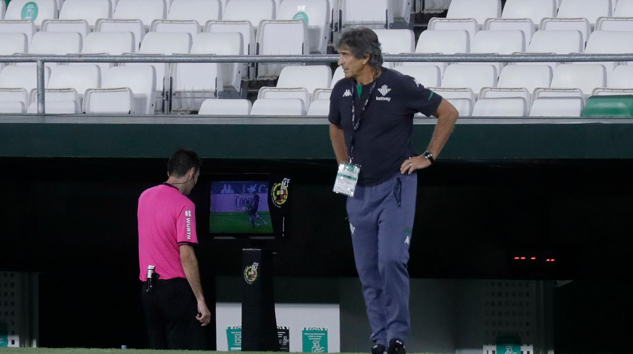 Manuel Pelegrini, durante el Betis - Real Madrid