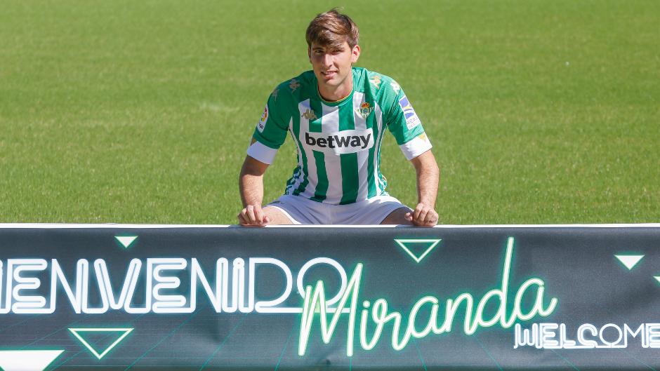 El Betis toma posiciones y avanza en el futuro de Miranda