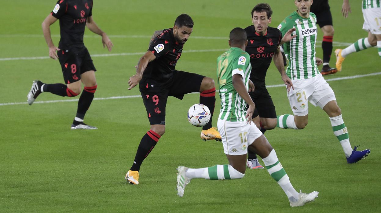 Willian José busca un pase ante Sidnei durante el duelo de anoche