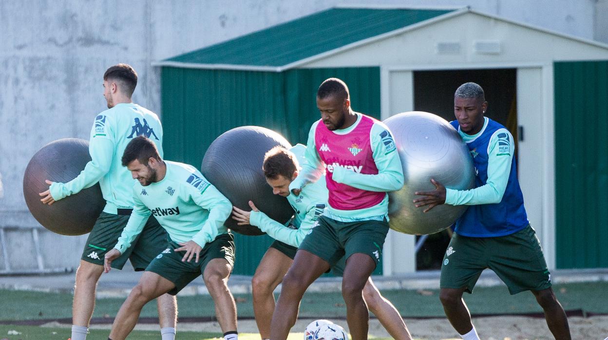 Sidnei y Emerson, durante un ejercicio en el entrenamiento del Betis