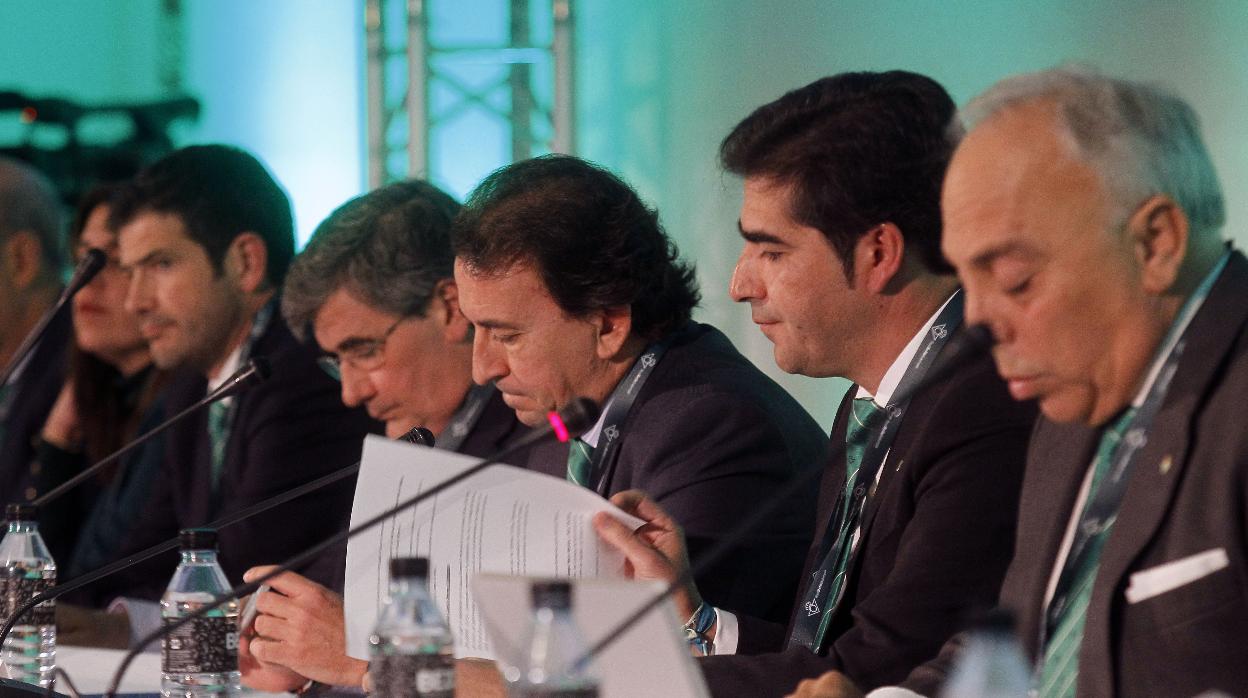 El consejo de administración del Betis, durante la Junta de accionistas de 2019