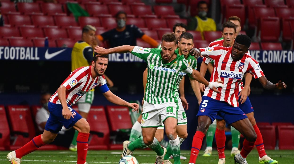 Canales conduce el balón durante el Atlético-Betis de LaLiga 19-20