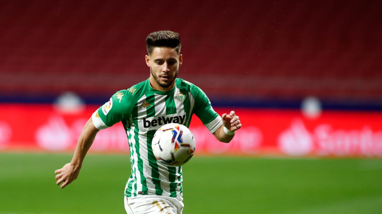 Álex Moreno controla un balón durante el Atlético-Betis