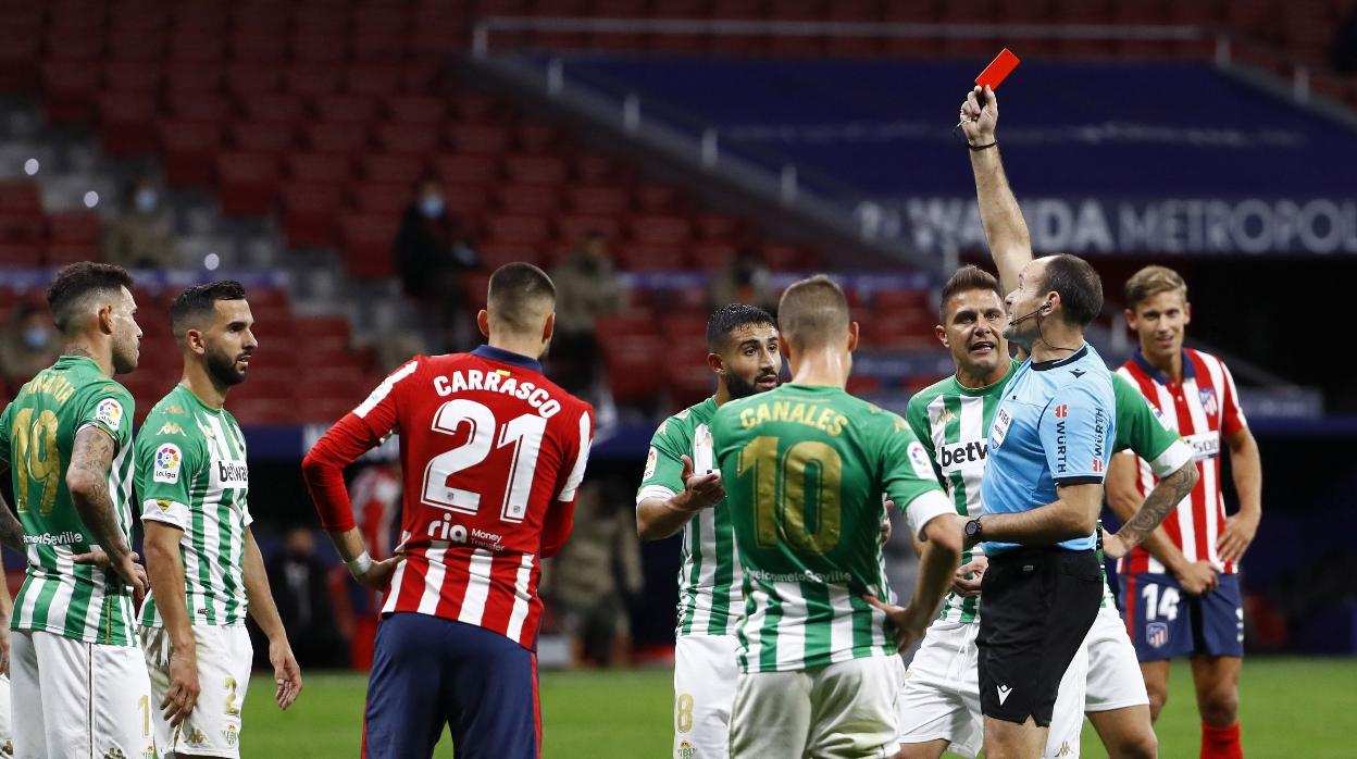 Momento en que Mateu Lahoz muestra la tarjeta roja a Martín Montoya