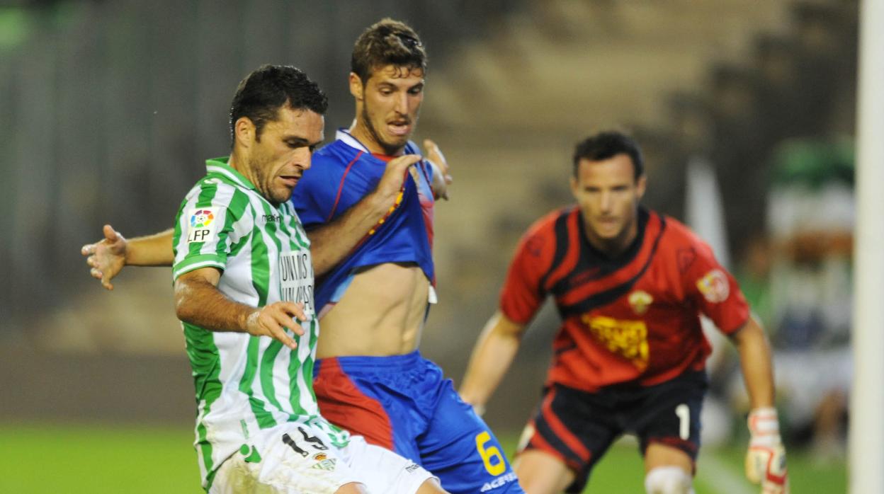 Jorge Molina y Rubén Pérez pugnan por un balón en el Betis-Elche del curso 13-14