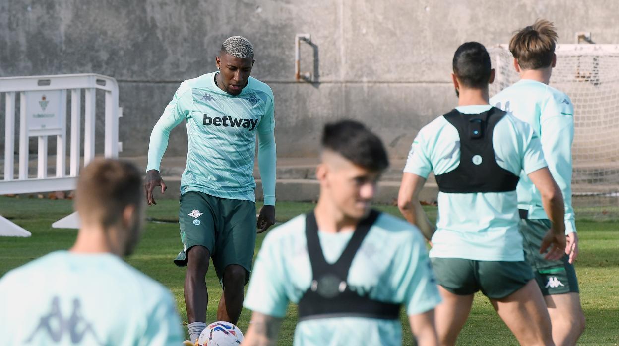 Emerson toca un balón en un entrenamiento