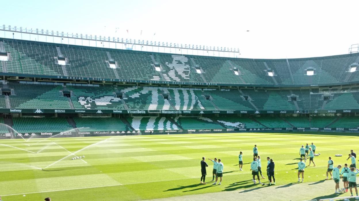 Los jugadores del primer equipo y del filial verdiblanco, minutos antes del duelo