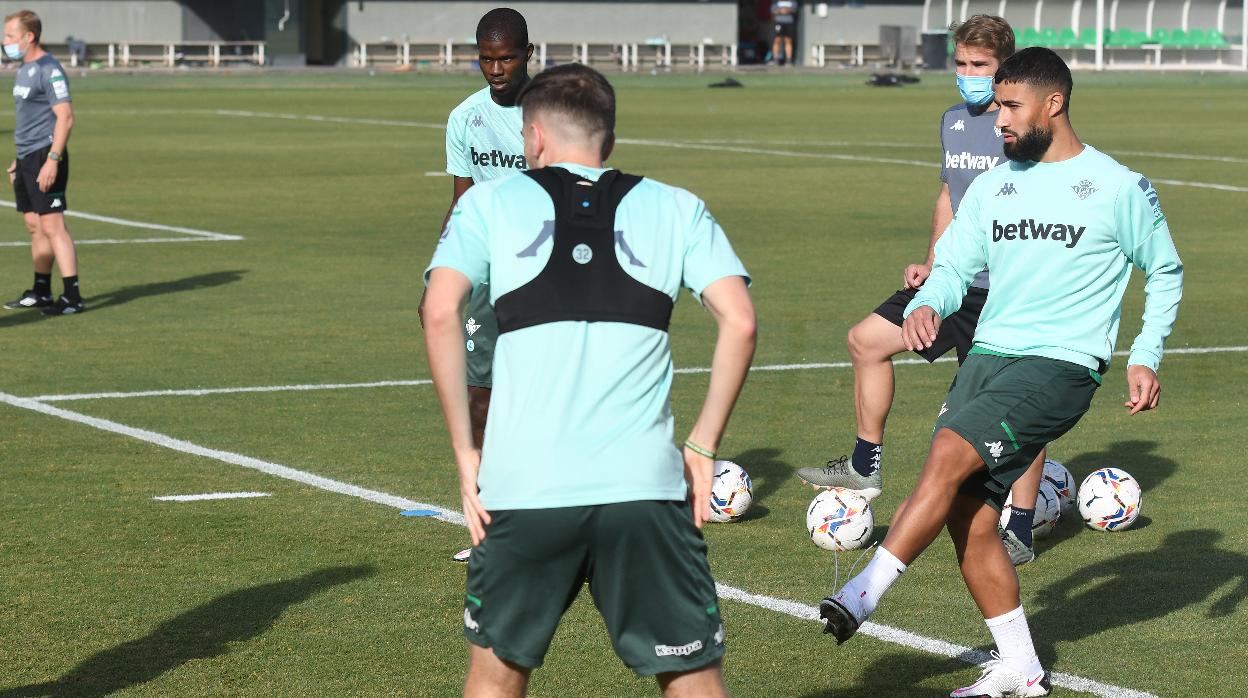 Fekir da un pase durante un rondo en un entrenamiento del Betis