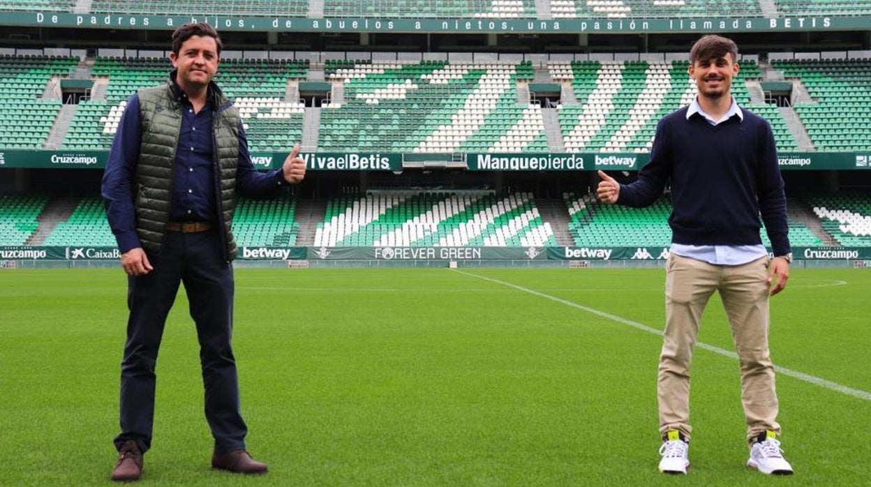 Rodri, junto a Miguel Calzado, en el césped del Benito Villamarín tras firmar su renovación con el Betis hasta 2024