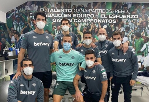 Sergio Canales, con el equipo de fisioterapeutas y recuperadores del Betis