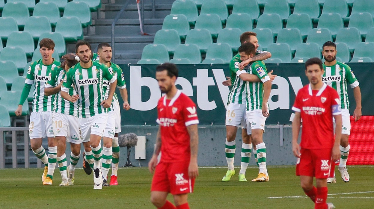 Los jugadores del Betis se abrazan tras el gol de penalti de Canales