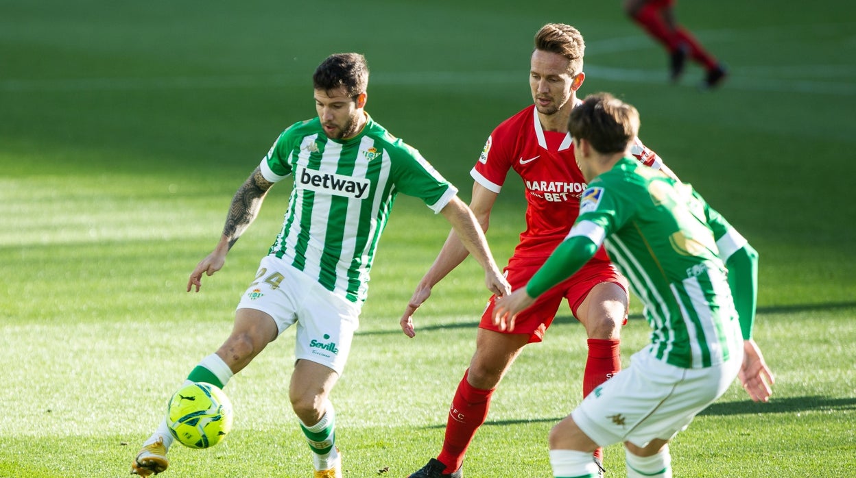 Aitor Ruibal controla el balón durante el Betis-Sevilla