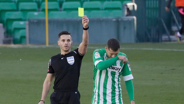 Guido Rodríguez es amonestado en el derbi y acumula cinco amarillas en lo que va de temporada