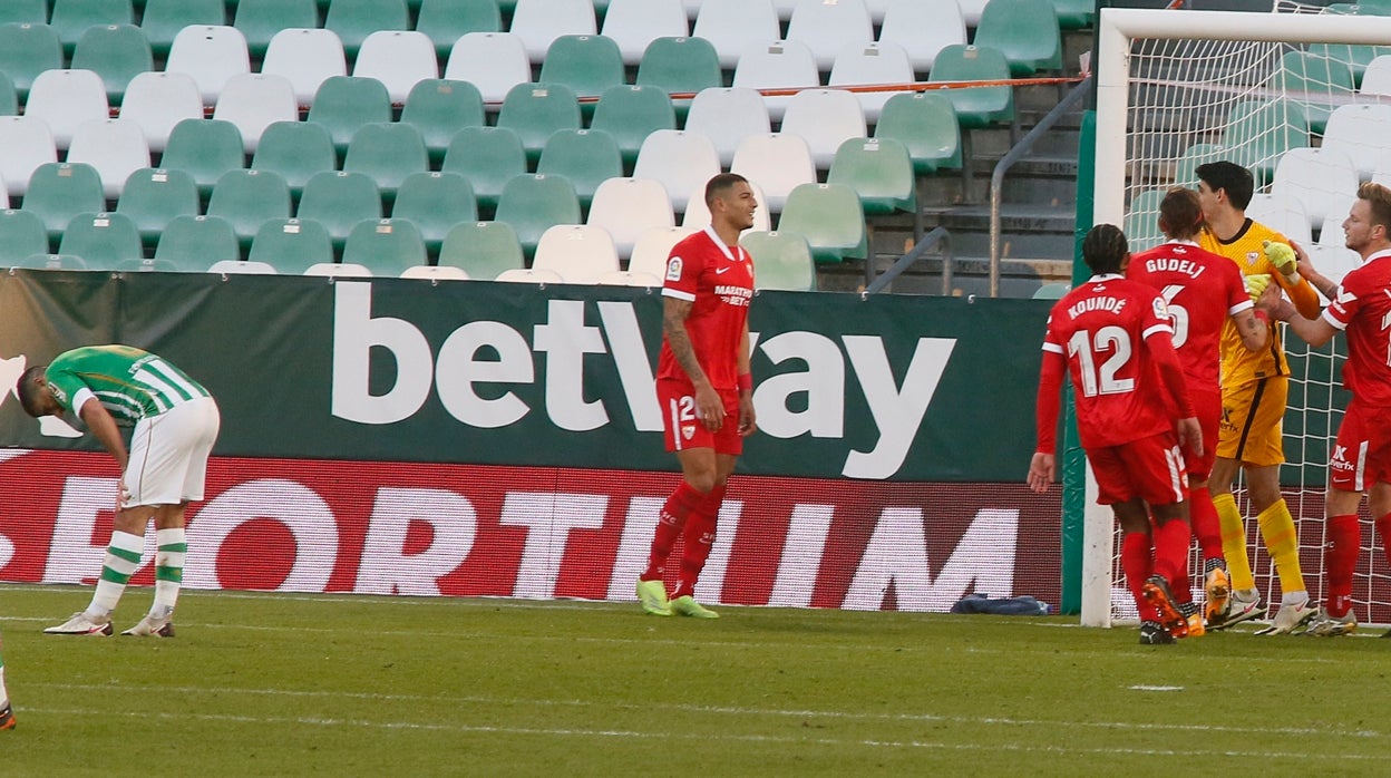 Fekir se lamenta por su fallo en el penalti, mientras los jugadores del Sevilla abrazan a Bono