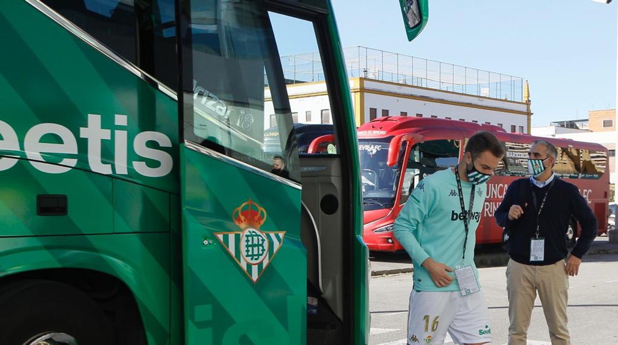 Loren se baja del autobús bético y se encamina al Benito Villamarín en el derbi