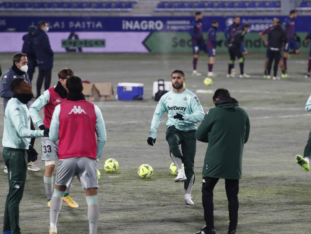 Fekir entra en calor junto al resto de sus compañeros minutos antes del duelo en Huesca