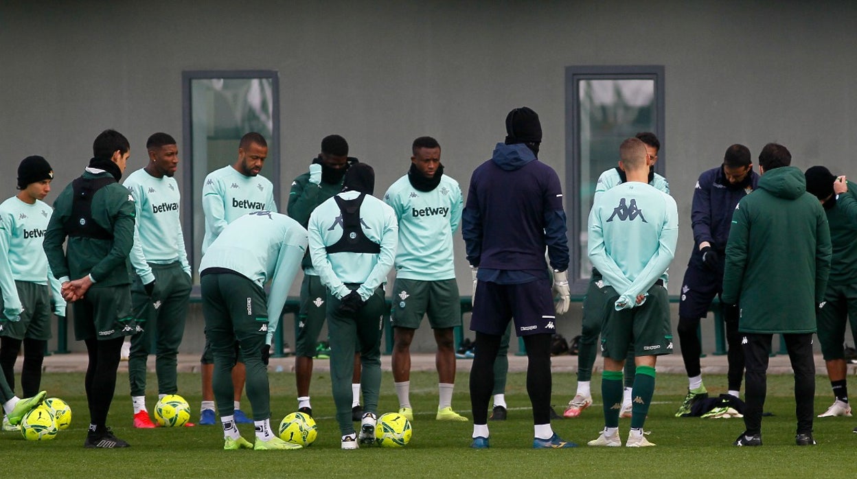 Pellegrini se dirige a sus jugadores en una sesión reciente