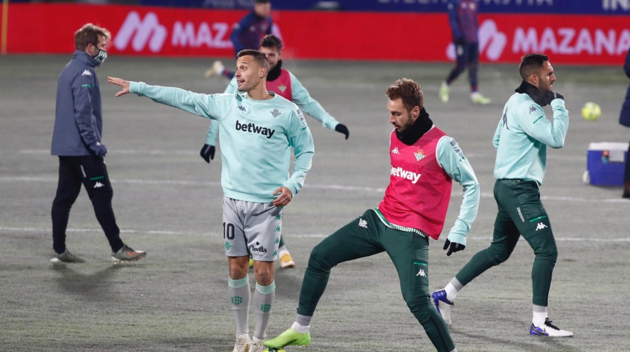 Canales y Loren calientan en El Alcoraz minutos antes de jugar frente al Huesca