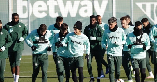 Varios jugadores del Betis, durante un entrenamiento